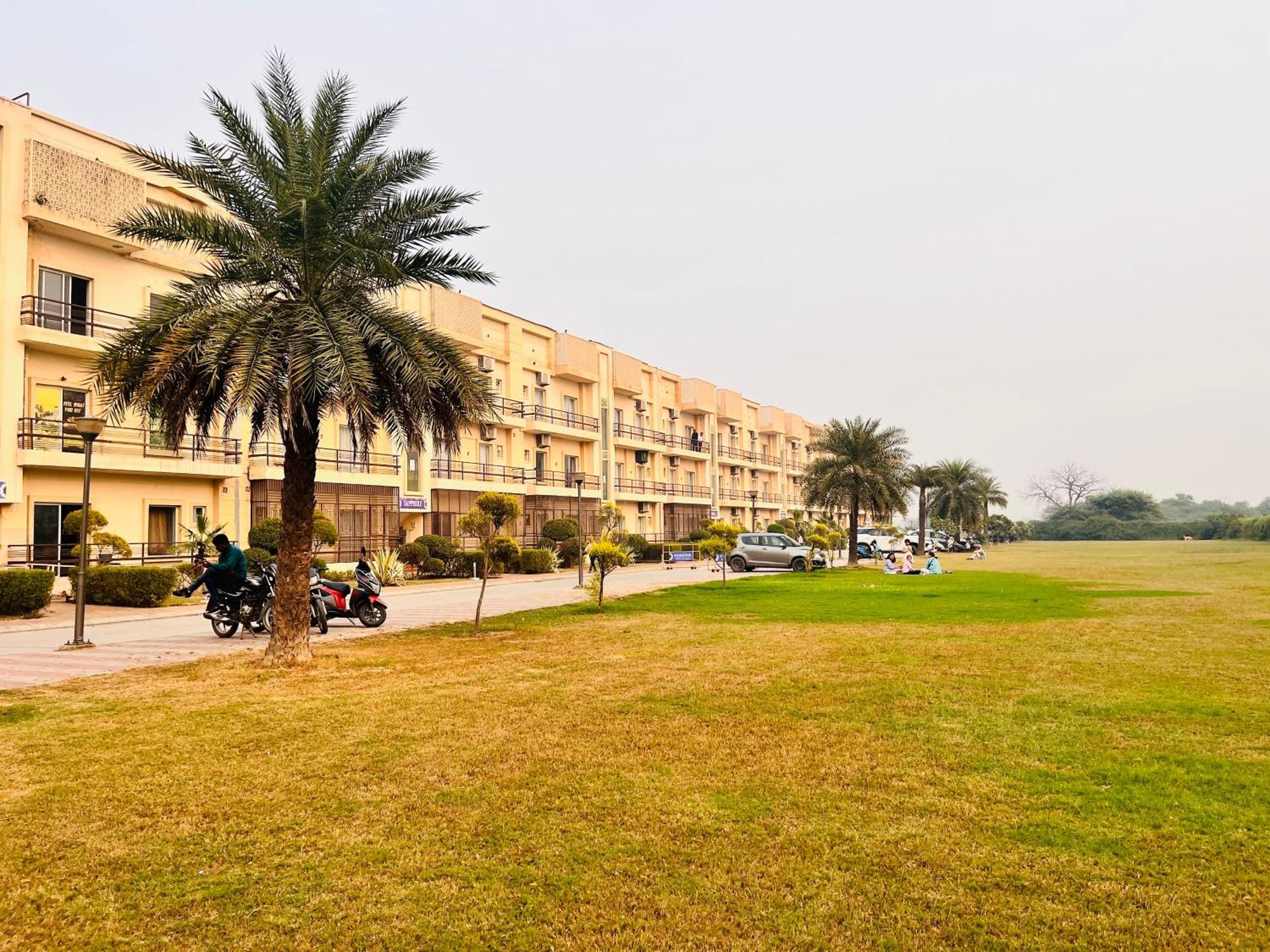 Pearl Grand Boutique Cottage In Omaxe Anandam Vrindavan - #Premium Ac Rooms With Balcony #Big Parking #Lift #Garden #Peaceful Area #Near Prem Mandir #Property Of The Year #Most Awarded Kültér fotó