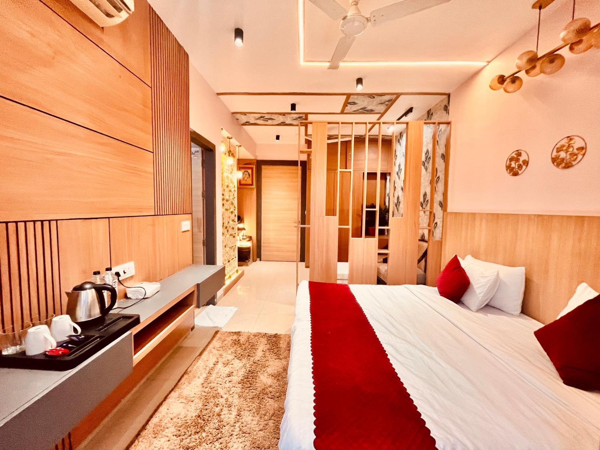 Pearl Grand Boutique Cottage In Omaxe Anandam Vrindavan - #Premium Ac Rooms With Balcony #Big Parking #Lift #Garden #Peaceful Area #Near Prem Mandir #Property Of The Year #Most Awarded Kültér fotó