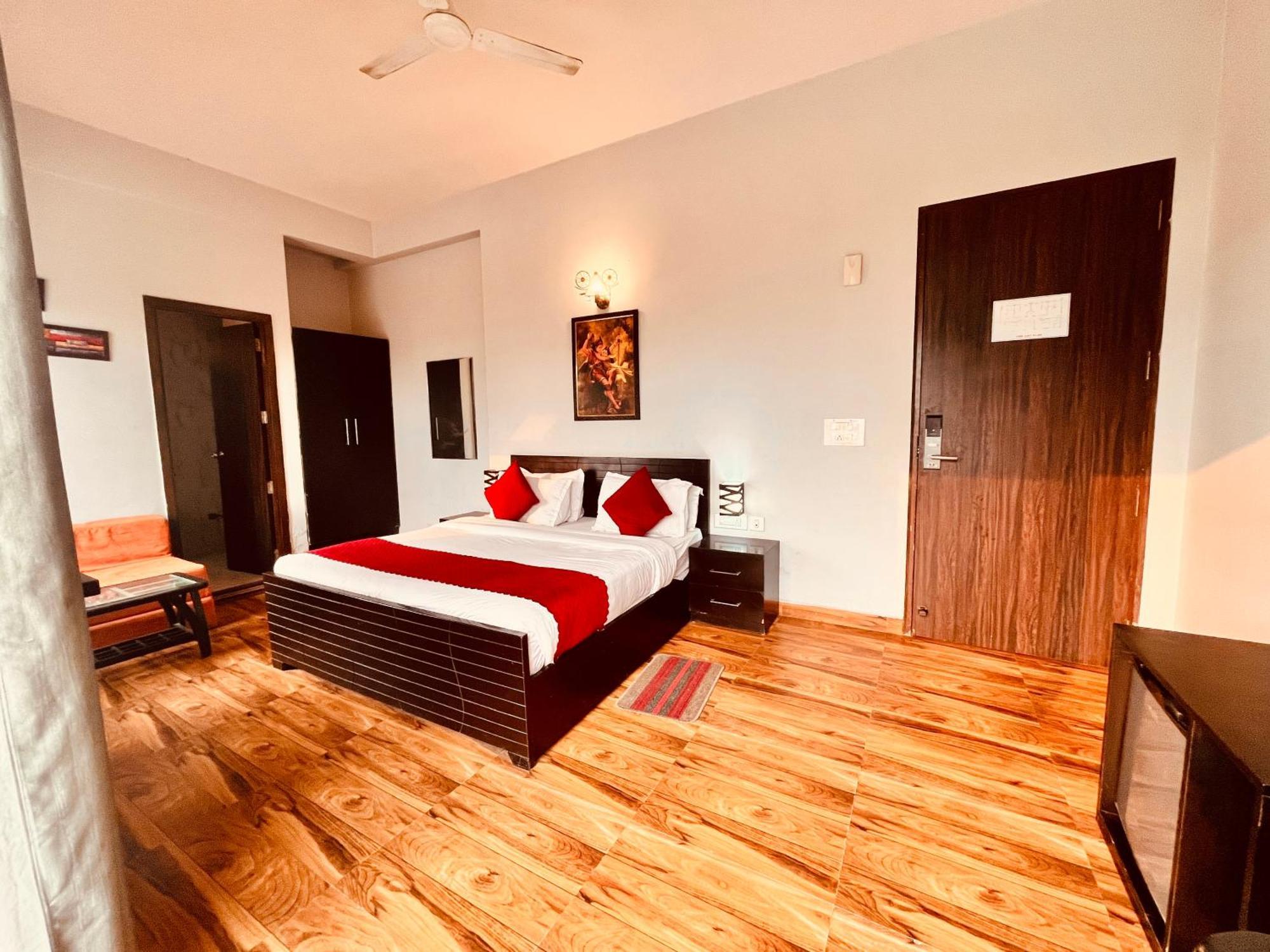 Pearl Grand Boutique Cottage In Omaxe Anandam Vrindavan - #Premium Ac Rooms With Balcony #Big Parking #Lift #Garden #Peaceful Area #Near Prem Mandir #Property Of The Year #Most Awarded Kültér fotó