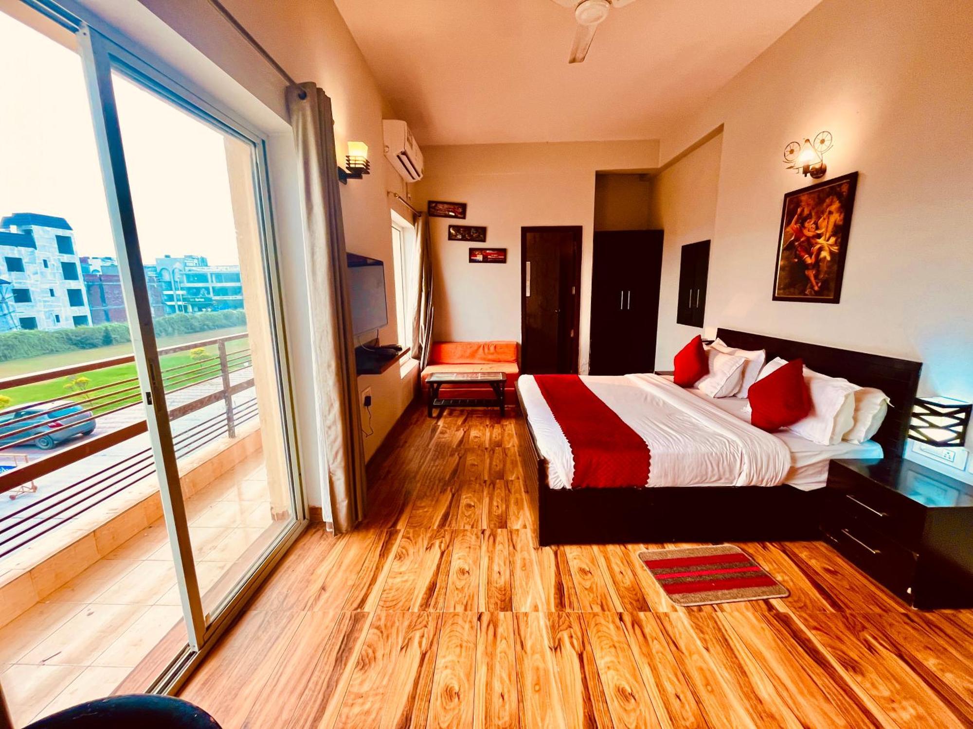 Pearl Grand Boutique Cottage In Omaxe Anandam Vrindavan - #Premium Ac Rooms With Balcony #Big Parking #Lift #Garden #Peaceful Area #Near Prem Mandir #Property Of The Year #Most Awarded Kültér fotó