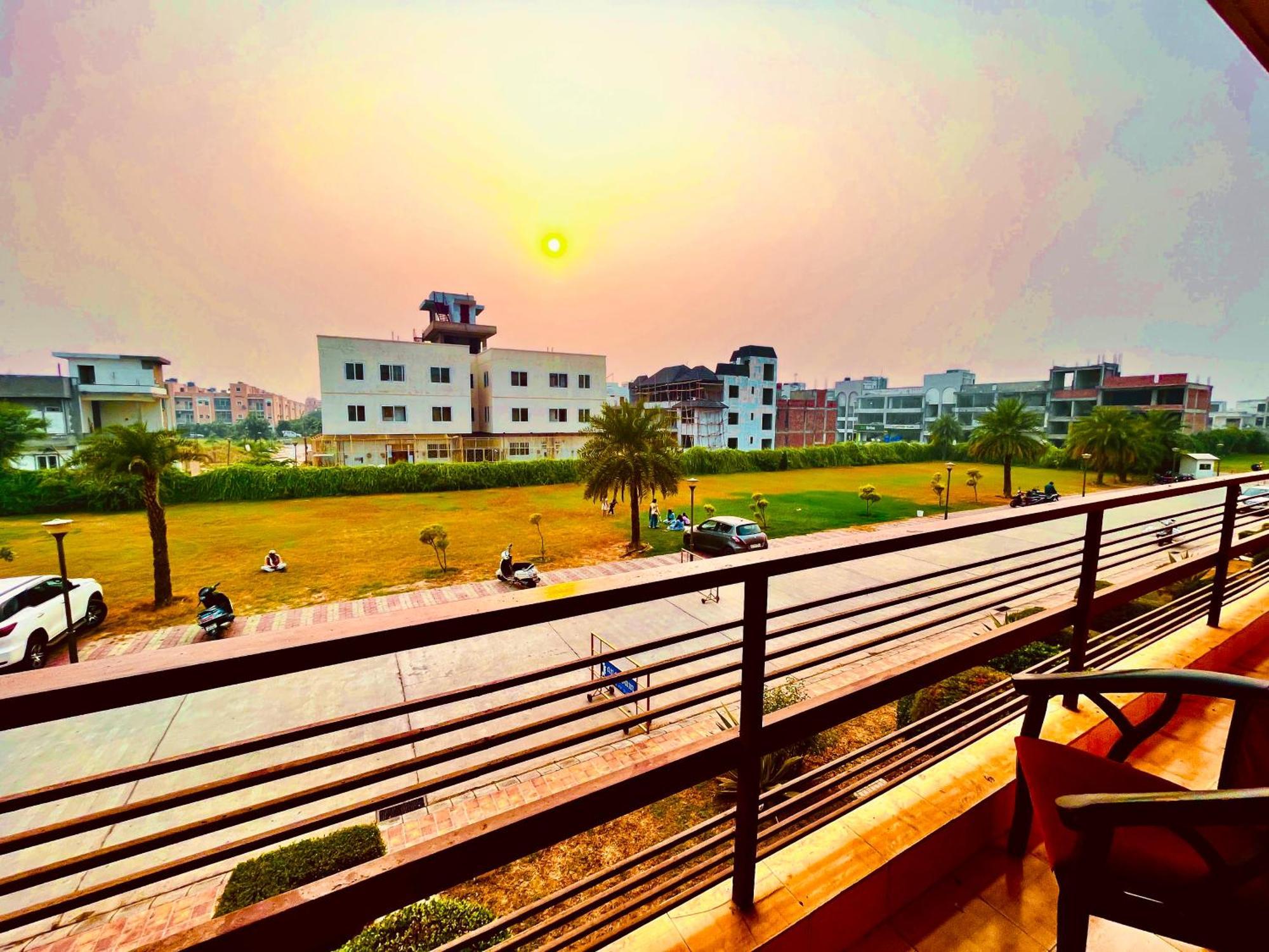 Pearl Grand Boutique Cottage In Omaxe Anandam Vrindavan - #Premium Ac Rooms With Balcony #Big Parking #Lift #Garden #Peaceful Area #Near Prem Mandir #Property Of The Year #Most Awarded Kültér fotó