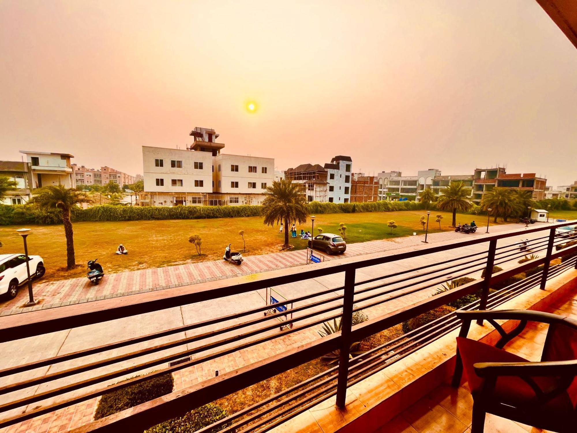 Pearl Grand Boutique Cottage In Omaxe Anandam Vrindavan - #Premium Ac Rooms With Balcony #Big Parking #Lift #Garden #Peaceful Area #Near Prem Mandir #Property Of The Year #Most Awarded Kültér fotó