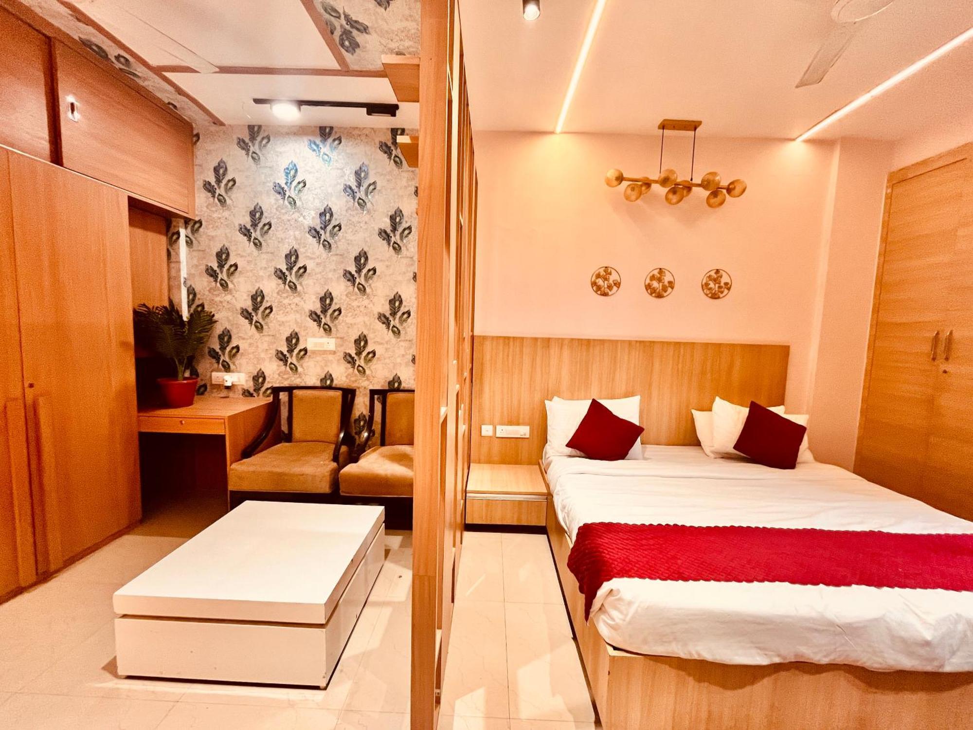 Pearl Grand Boutique Cottage In Omaxe Anandam Vrindavan - #Premium Ac Rooms With Balcony #Big Parking #Lift #Garden #Peaceful Area #Near Prem Mandir #Property Of The Year #Most Awarded Kültér fotó