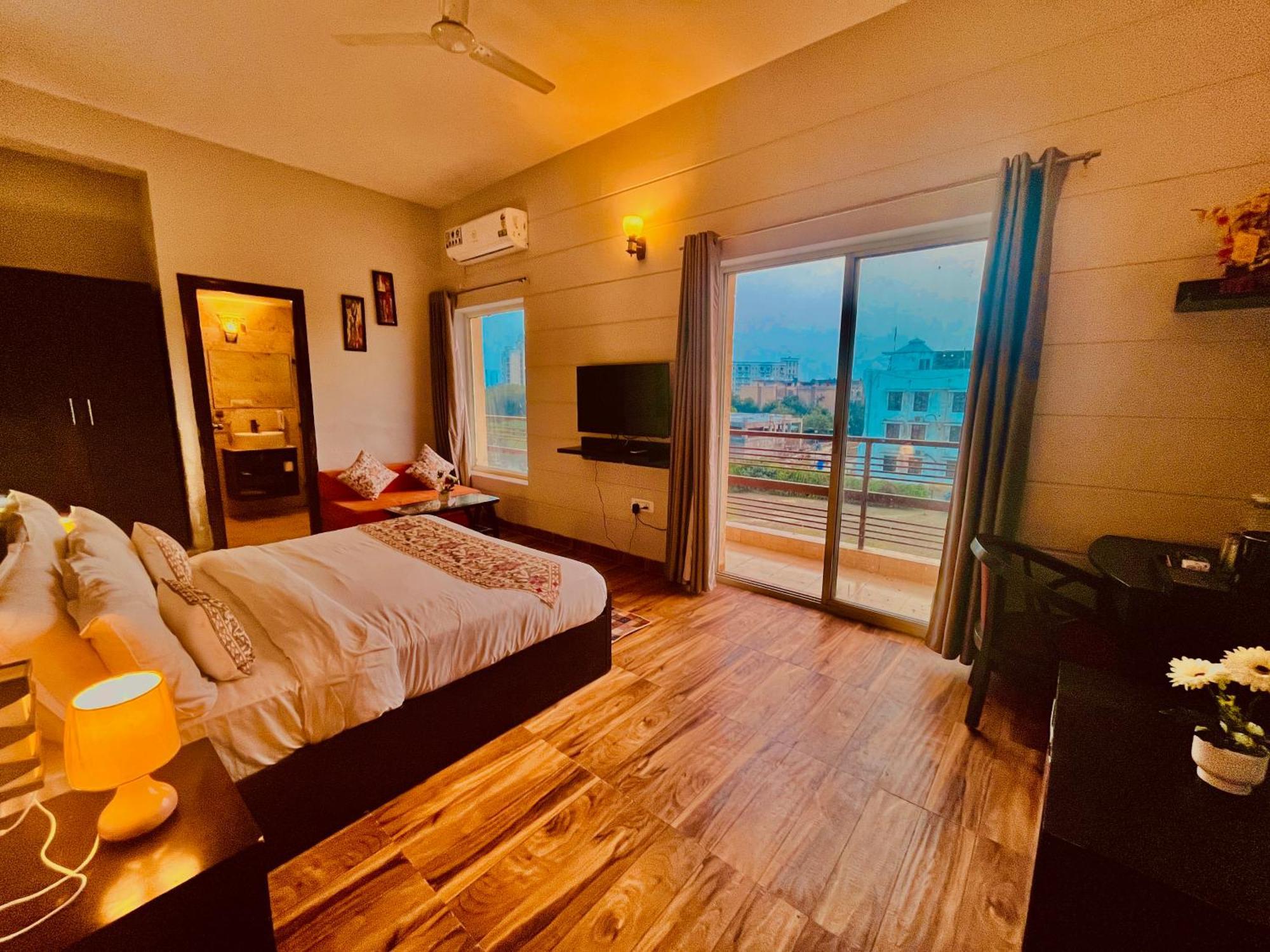 Pearl Grand Boutique Cottage In Omaxe Anandam Vrindavan - #Premium Ac Rooms With Balcony #Big Parking #Lift #Garden #Peaceful Area #Near Prem Mandir #Property Of The Year #Most Awarded Kültér fotó