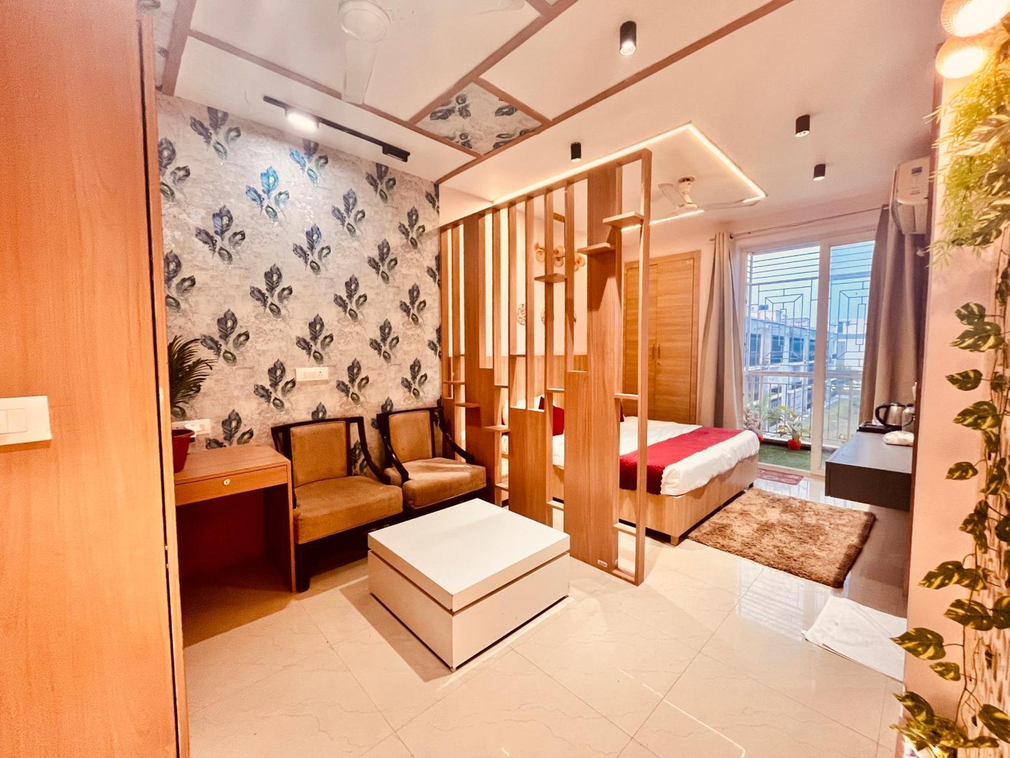 Pearl Grand Boutique Cottage In Omaxe Anandam Vrindavan - #Premium Ac Rooms With Balcony #Big Parking #Lift #Garden #Peaceful Area #Near Prem Mandir #Property Of The Year #Most Awarded Kültér fotó