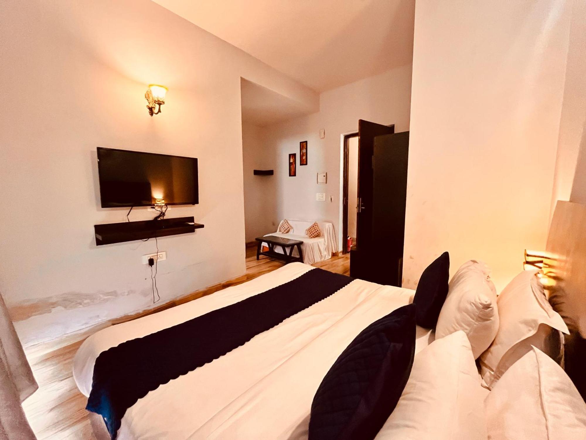 Pearl Grand Boutique Cottage In Omaxe Anandam Vrindavan - #Premium Ac Rooms With Balcony #Big Parking #Lift #Garden #Peaceful Area #Near Prem Mandir #Property Of The Year #Most Awarded Kültér fotó