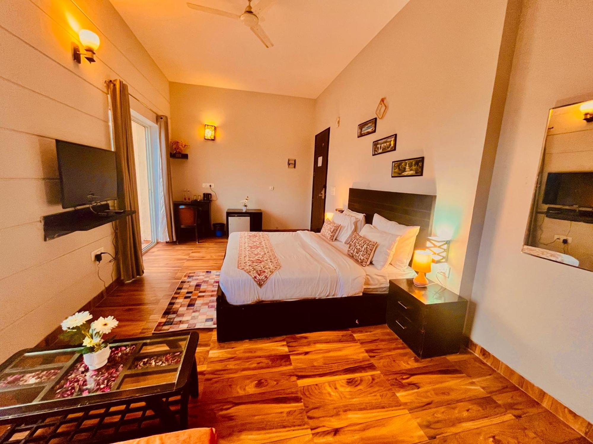 Pearl Grand Boutique Cottage In Omaxe Anandam Vrindavan - #Premium Ac Rooms With Balcony #Big Parking #Lift #Garden #Peaceful Area #Near Prem Mandir #Property Of The Year #Most Awarded Kültér fotó